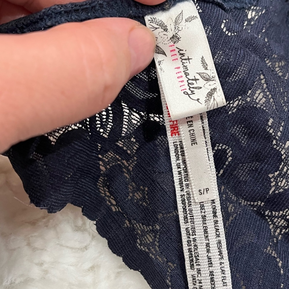 Free People Intimately Lace Racerback Bralette Size S navy blue lightly lined - Picture 4 of 4